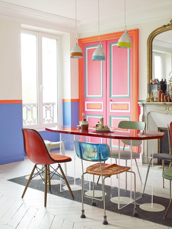 porte colorée flashy et mobilier vintage dans une salle à manger