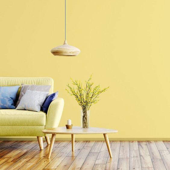 mobilier et mur de salon couleur jaune beurre tendance déco 2022