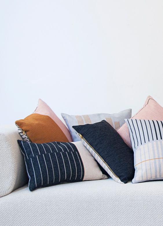 coussins DIY rectangulaires à rayures sur canapé en laine