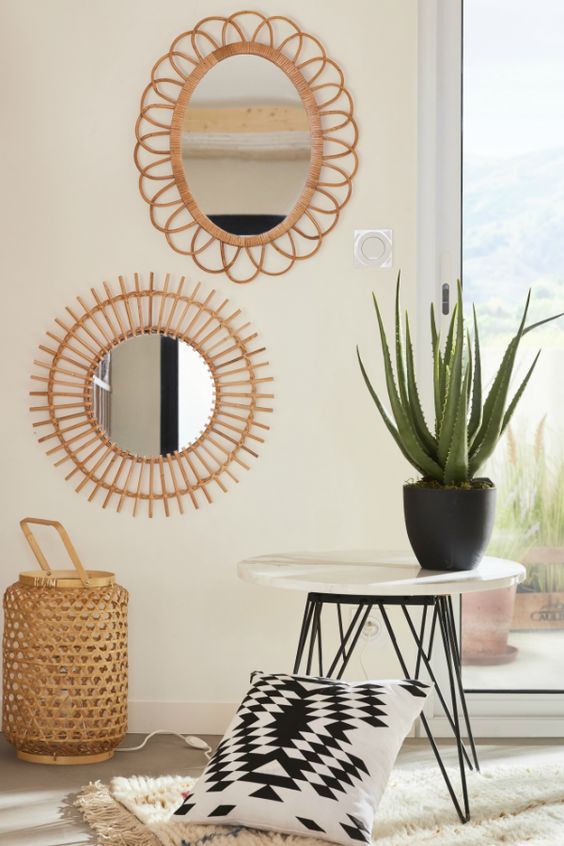 miroirs ronds en bambou au mur