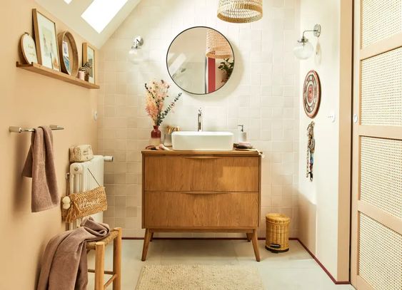 mobilier sous vasque vintage en bois dans une salle de bains au murs en faïence