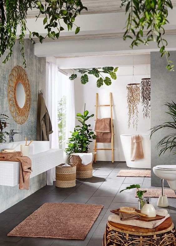 plantes vertes décoratives et objets déco en osier dans salle de bains bohème chic