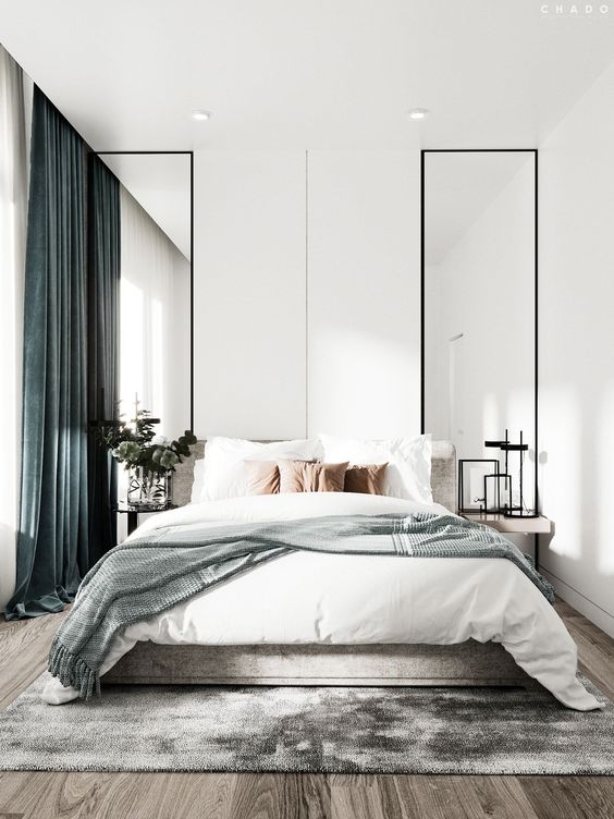 grands miroirs rectangulaires derrière un grand lit dans une chambre au style moderne