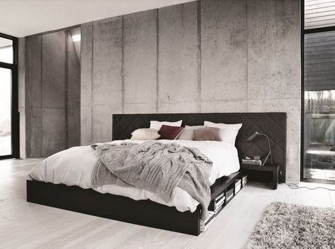 déco chambre moderne avec parquet gris et mur en béton ciré
