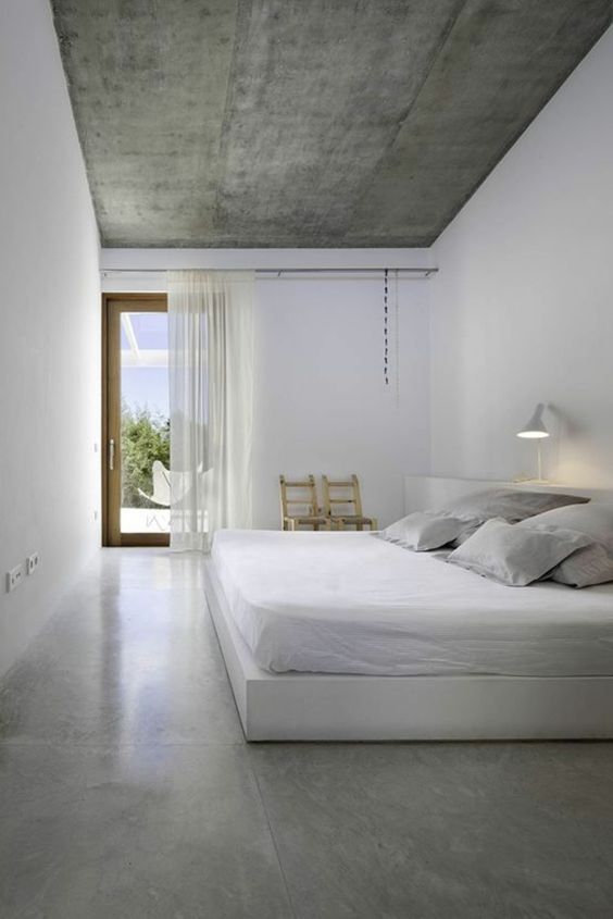 sol et plafond en béton ciré dans une chambre moderne avec un lit blanc