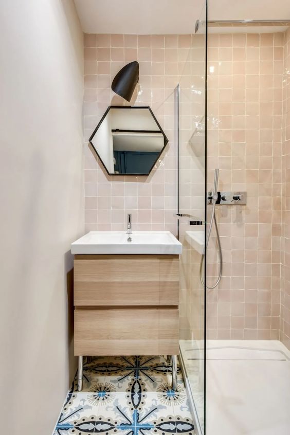 meuble sous vasque en bois pour aménager une petite salle de bains