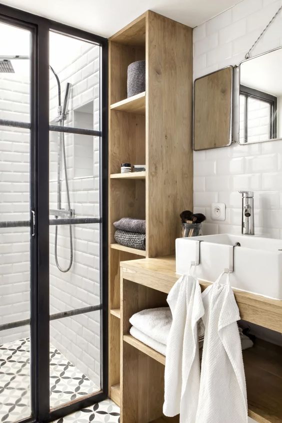 meuble haut en bois pour aménager une petite salle de bains scandinave