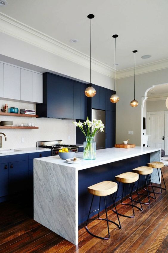 cuisine moderne de couleurs bleu et blanc avec ilot central en marbre