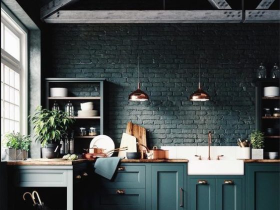 couleur de cuisine en nuances de vert avec mur en briques et mobilier en bois