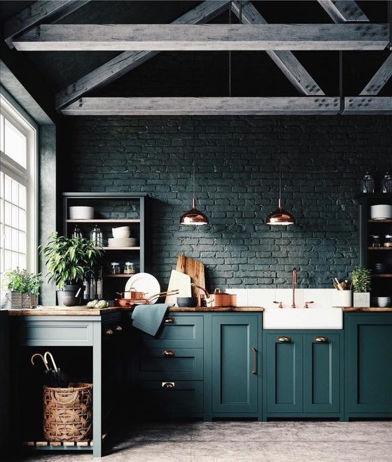 couleur de cuisine en nuances de vert avec mur en briques et mobilier en bois