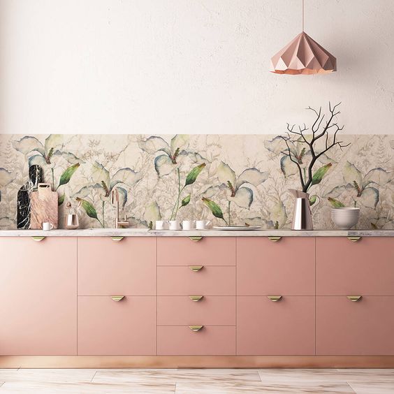 crédence en papier peint tropical dans une cuisine de couleur rose