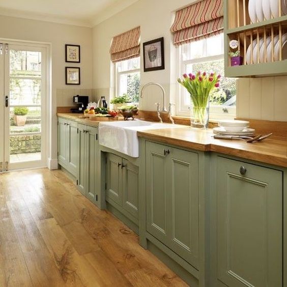parquet en bois massif et couleur de cuisine vert sauge pour une ambiance maison de campagne