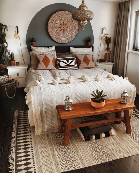 ambiance orientale avec suspension argentée et tête de lit en peinture sous forme de cercle dans une chambre déco