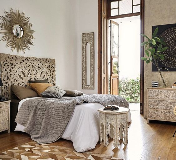 déco orientale avec tête de lit en bois argenté et de tables basses marocaines