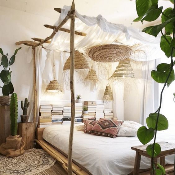 lit baldaquin en bois flotté avec voiles et suspensions en osier dans une chambre déco ethnique bohème