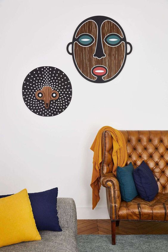 masques africains accrochés au mur d'un salon déco ethnique