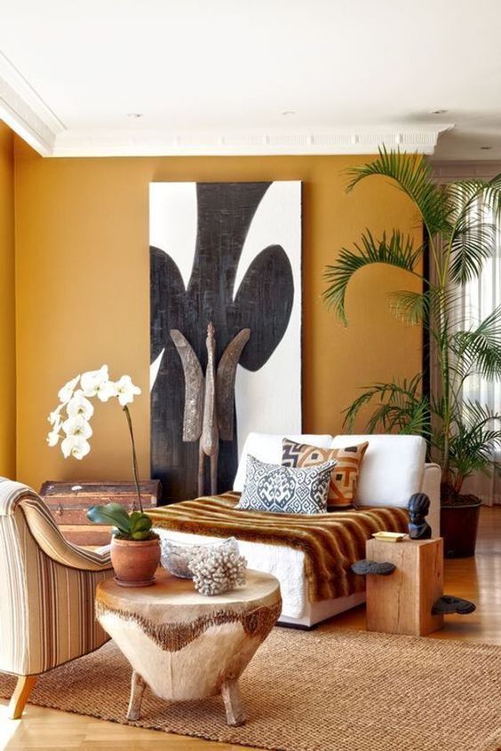 tableau d'art africain et totem pour décorer un salon orange déco ethnique