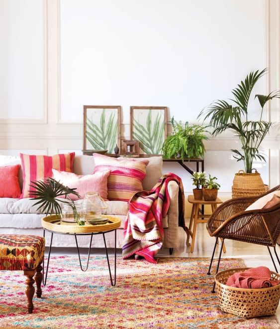 foutas et coussins en tissu coloré pour décorer un canapé en lin dans un salon déco ethnique
