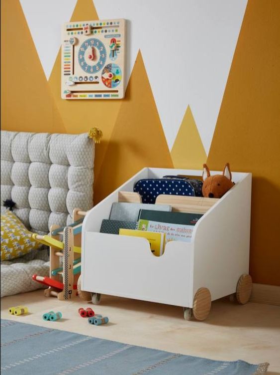 meuble bibliothèque pour bébé sur roulettes dans une chambre bébé montessori