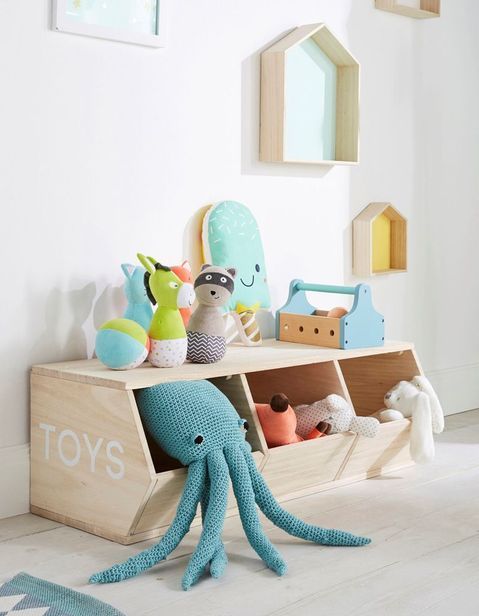 jouets dans meuble de rangement chambre bébé en bois