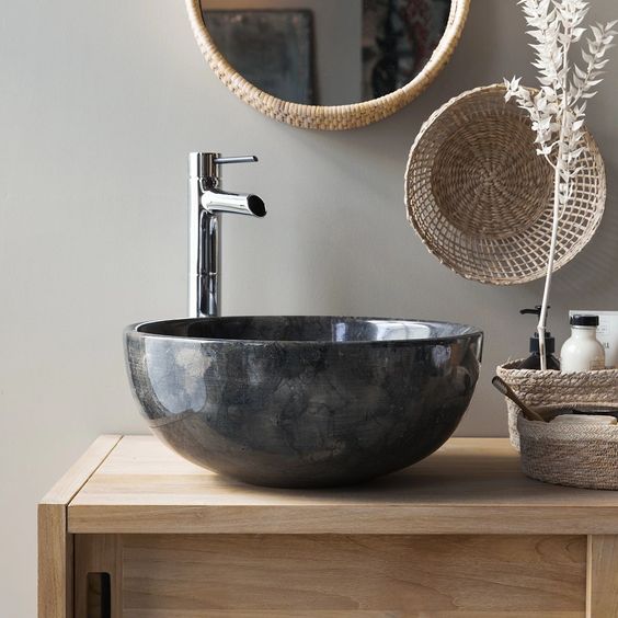 vasque en marbre noir sur un meuble en bois
