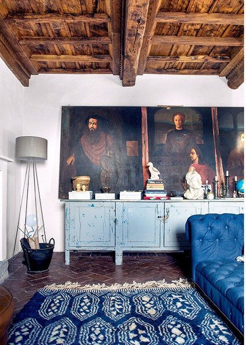 chambre bleue déco italienne avec mobilier ancien et peintures renaissance au mur
