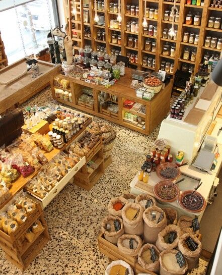 bocaux sur les étagères et épices dans des sacs dans une épicerie authentique en bois