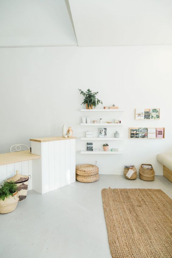 décoration boutique minimaliste avec tapis en jonc de mer et paniers en osier