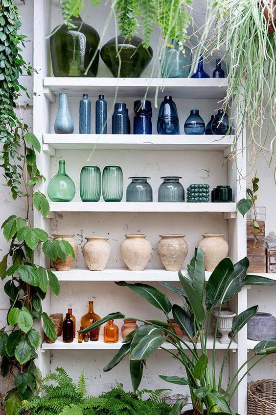 pots et vases sur des étagères en bois blancs