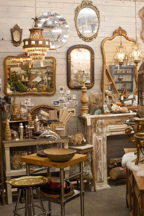 décoration boutique à la façon d'un magasin d'antiquités avec anciens miroirs et objets