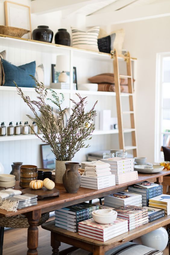 livres et vases sur une table pour décorer une boutique