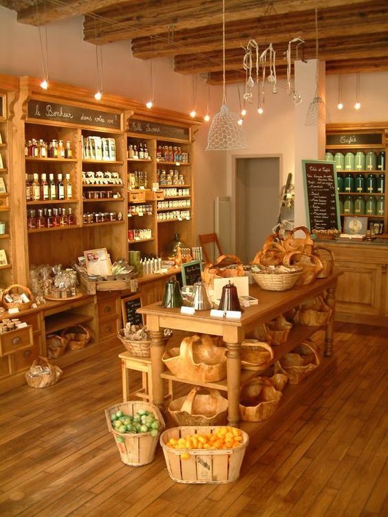 décoration boutique de vente de produits frais avec table et étagères vintage en bois