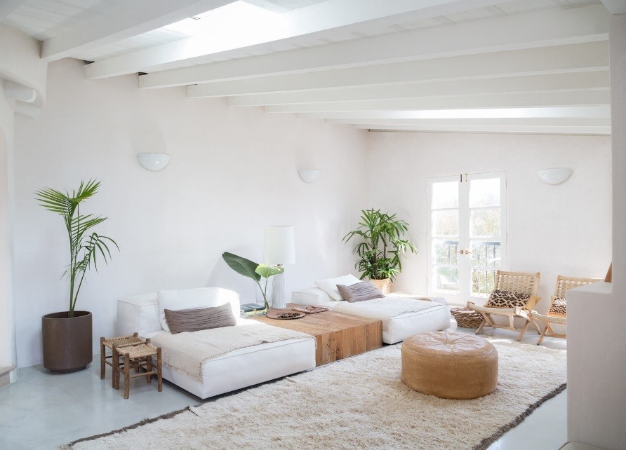 futons et mobilier minimaliste dans une chambre au slow design