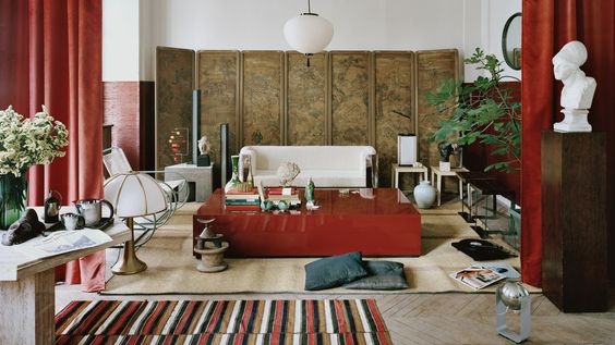mobilier design en terracotta et objets déco chic dans un salon déco italienne
