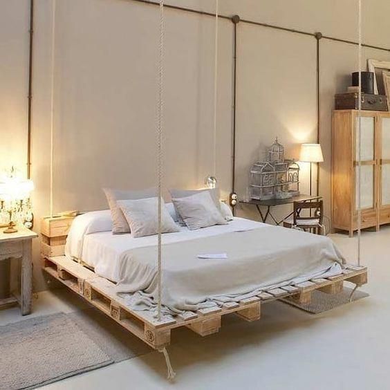 upcycling deco avec un lit suspendu en palettes de bois dans une chambre minimaliste