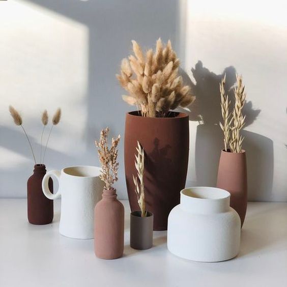 déco slow design avec pampas et fleurs séchées dans des vase diy en poterie