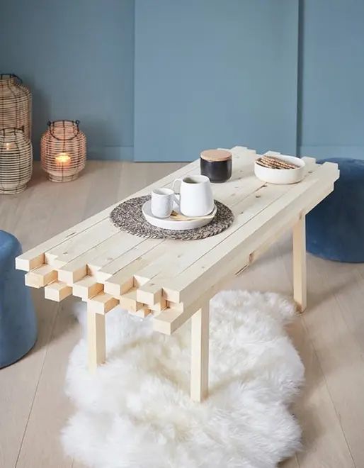 tasse à café en céramique blanc table sur une table basse diy en bois