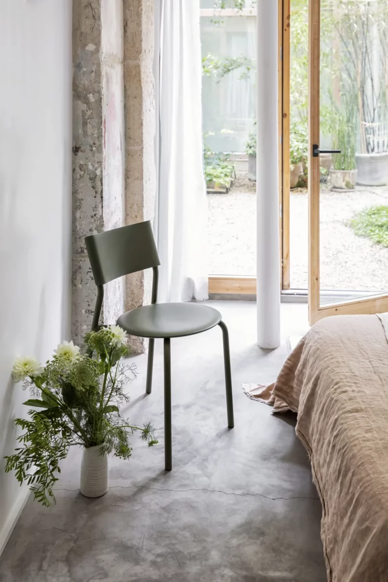 chaise minimaliste slow design dans une chambre à coucher