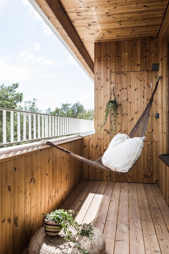 hamac suspendu dans un balcon en bois