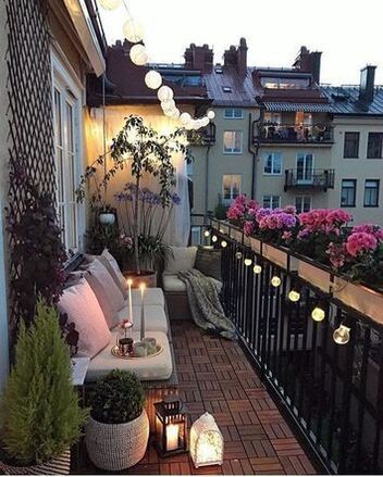 un balcon en longueur aménagé avec caillebotis et plantes d'extérieur