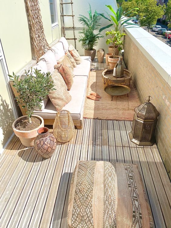 déco méditerranéenne avec tapis et poterie pour aménager un balcon en longueur