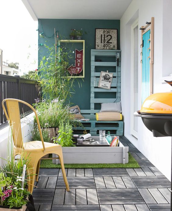 table basse et assises en bois DIY pour un balcon en caillebotis végétalisé