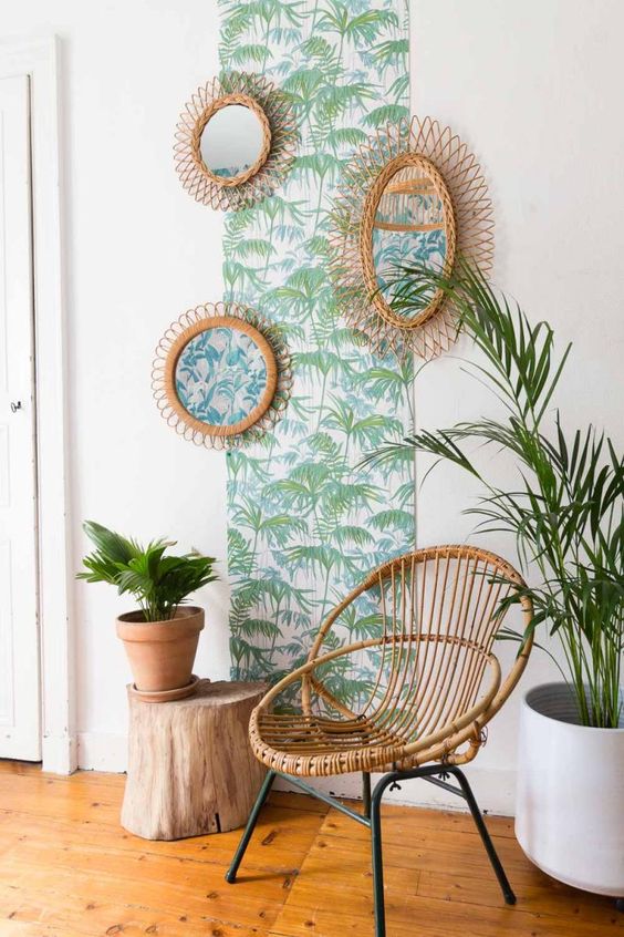 fauteuil en rotin et papier peint jungle pour une ambiance exotique