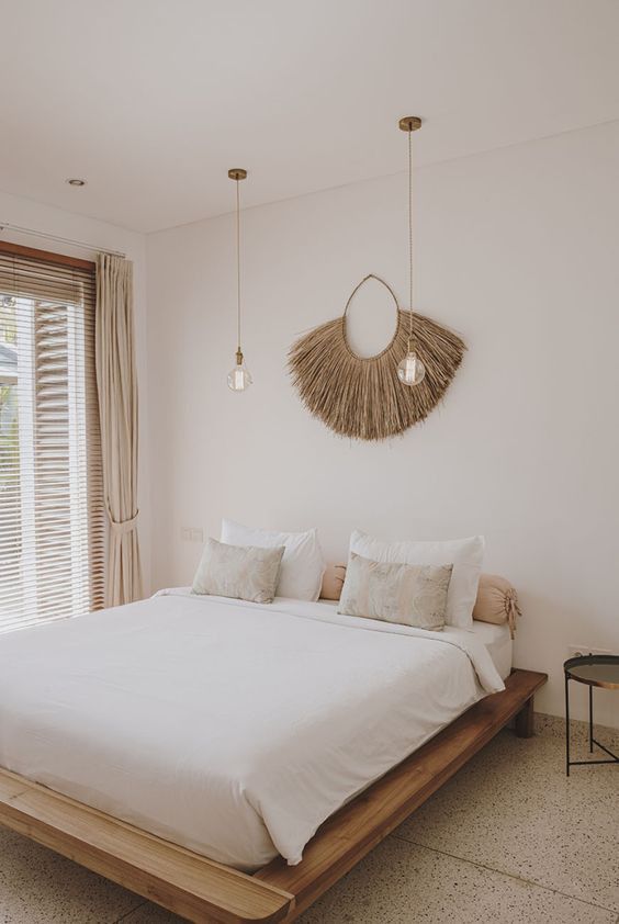 déco d'ailleurs avec linge de lit en lin et objets déco en herbier pour cette chambre à Bali