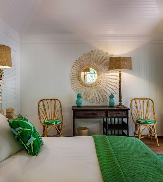 chambre typique des Caraïbes avec mobilier en bambou et des touches de vert