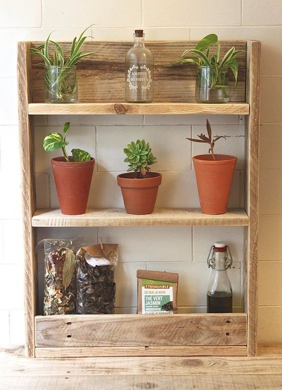 meuble en bois de palettes avec étagères pour déposer plantes en pots et condiments