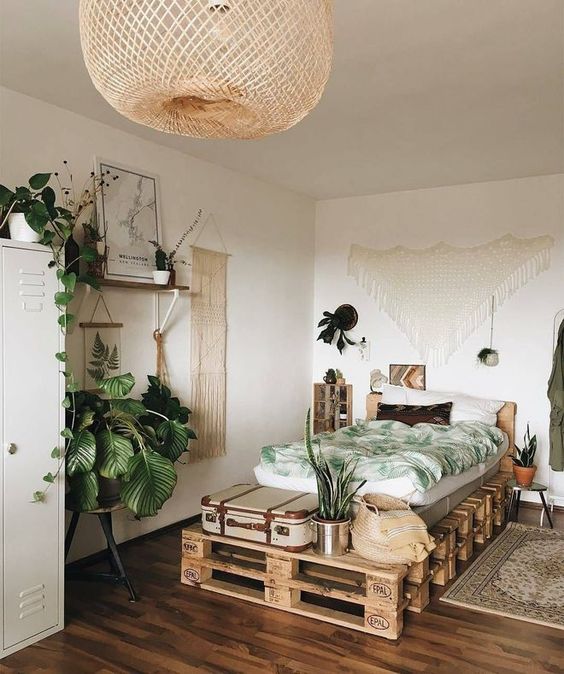 macramés et plantes vertes pour décorer une chambre avec lit et pied de lit en bois de palettes