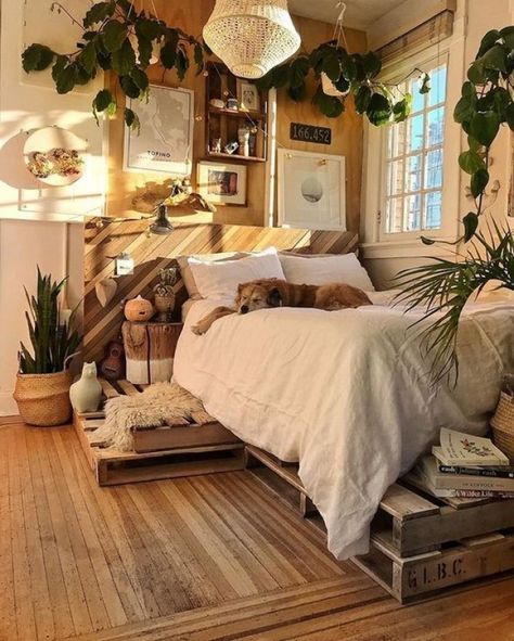 chambre exotique bohème avec lit et meubles en bois de palettes