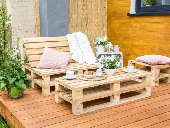 meubles en bois de palettes dans une terrasse extérieure en bois