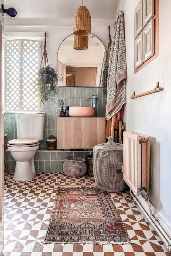 salle de bains méditerranéenne avec carrelage à motifs géométriques et carreaux verts de céramique au mur